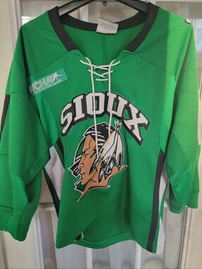 Green Fighting Sioux UND Hockey Jersey Youth XL North Dakota Collage